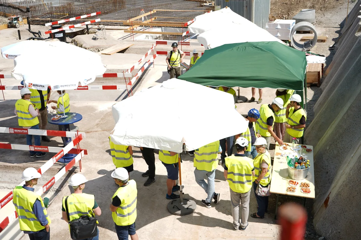 Man sieht die Baustelle Gupfen in Illnau bei der Grundsteinlegung.
